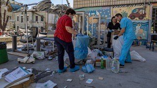 Arbeiter versuchen medizinische Geräte auf dem Gelände des Kinderkrankenhauses Okhmatdyt in der Ukraine zu bergen