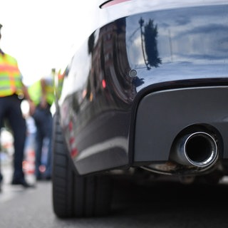 Polizei hält getuntes Auto an