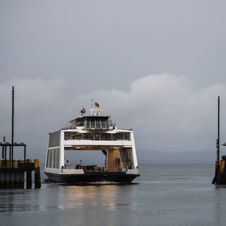 Die Motorfähre MF Euregia in der Hafeneinfahrt von Friedrichshafen