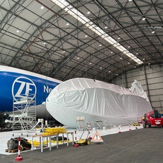 Der neue Zeppelin NT erhält seine Hülle in Friedrichshafen.