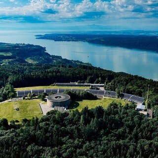 Luftaufnahme vom Wasserwerk auf dem Sipplinger Berg mit Blick auf den Bodensee