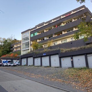 Das ehemalige Haus Bergfried in Bad Mergentheim: Der Wohnblock weist laut Stadt massive Mängel auf.