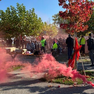 Bei Magna in Neuenstein legten im Rahmen des Tarfikonflikts bei einem Warnstreik rund 200 Beschäftigte die Arbeit nieder.