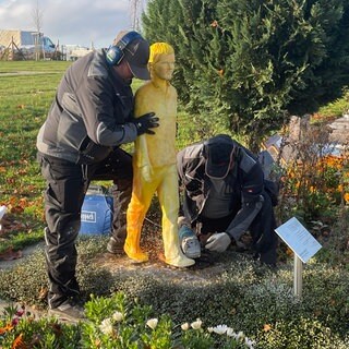 Auf dem Friedhof in Wallhausen im Kreis Schwäbisch Hall wurde am 30. Oktober 2024 ein umstrittenes Grabmal entfernt.