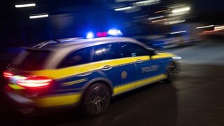 Ein Streifenwagen der Polizei rast mit blinkendem Baulicht zum Einsatz. In Rosenfeld hat ein Unfall die Flucht eines jungen Autofahrers beendet. (Symbolbild)