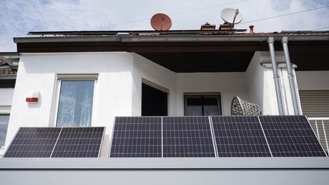 Solarmodule an einem Balkon - Balkonkraftwerke, steckerfertige Solaranlagen boomen in Baden-Württemberg.