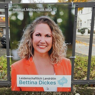 Die Wahlplakate zur Landsratswahl von CDU-Kandidatin und Amtsinhaberin Bettina Dickes werden von Unbekannten abgehängt und gestohlen.