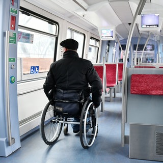 Ein Mann im Rollstuhl fährt in Hamburg U-Bahn. Die Behindertenrechtskonvention gibt allen Menschen das gleiche Recht auf Mobilität. Doch bei der Umsetzung hinkt Deutschland hinterher.