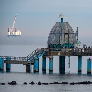 Die Offshore-Arbeitsplattform "JB119" und der LNG-Tanker "Seapeak Hispania" im März 2023 auf der Ostsee vor dem Ostseebad Sellin: Schon heute ist fast jeder Quadratkilometer der deutschen Ostsee verplant und der Druck auf das kränkelnde Meer nimmt weiter zu. Schifffahrt und Fischerei verlangen Platz. Für die Energiewende sollen weitere Offshore-Windparks errichtet werden. Und Umweltorganisationen fordern größere Meeresschutzgebiete. 