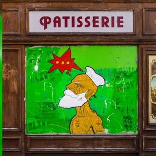 Ladenfront mit Aufschrift: Patisserie