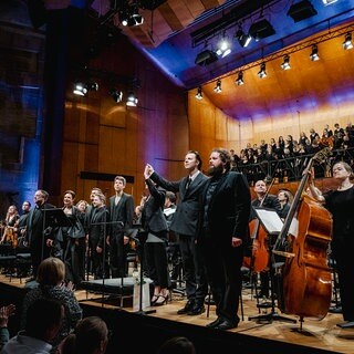 Applaus für Teodor Currentzis und das SWR Symphonieorchester in der Stuttgarter Liederhalle