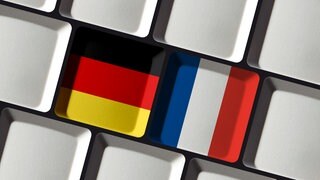 Die deutsche und fanzösische Flagge auf einer Tastatur