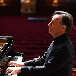 Pianist Stephen Hough spielt am Flügel im Rahmen eines BBC Radio 3 Konzerts (2020)