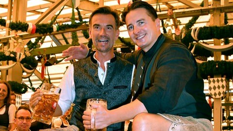 Andreas Gabalier und Florian Silbereisen feiern auf dem Oktoberfest in München 2023.