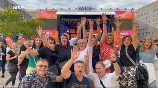 Die Besucher:innen, die sich auf dem Vorplatz der king in Ingelheim zur SWR3 Open Air Party mit YouNotUs eingefunden haben, sind voller Vorfreude auf den Abend.