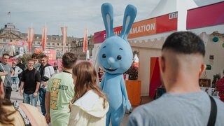 Das KiKAninchen auf der Festivalmeile vom SWR Sommerfestival in Stuttgart