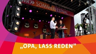 Marco Artmann redet auf der Kleinen Festivalbühne über seinen Podcast „Opa lass reden".