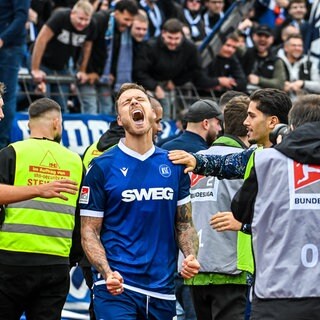 Der Karlsruher SC bejubelt den Auswärtssieg beim SSV Ulm 1846 Fußball