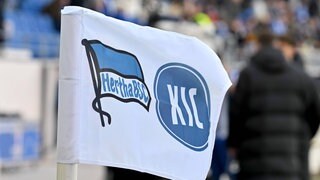 Fahne mit den Logos von Hertha BSC und dem KSC