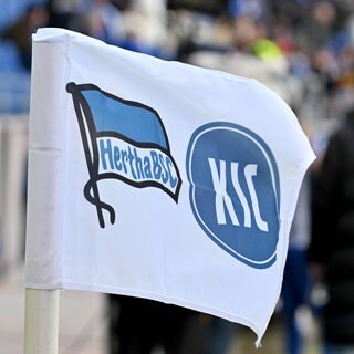 Fahne mit den Logos von Hertha BSC und dem KSC