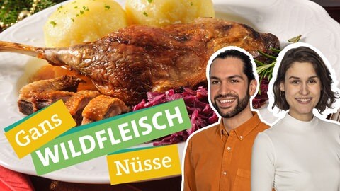 In der rechten Bildhälfte sieht man Ökocheckerin Katharina Röben und Ökochecker Panagiotis Fotiadis. Beide lächeln. Davor steht "Gans", „Wildfleisch“ und „Nüsse“ geschrieben, jeweils unterlegt von farbigen Bändern. Im Hintergrund: Ein Gänsebraten mit Knödeln und Rotkraut auf einem Teller.