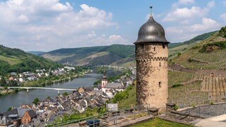 Zell an der Mosel mit Pulverturm im Vordergrund: Der Ortsname kommt von „cella“ aus dem Lateinischen und steht für “Vorratsraum“ bzw. „Vorratsspeicher“