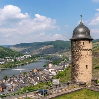 Zell an der Mosel mit Pulverturm im Vordergrund: Der Ortsname kommt von „cella“ aus dem Lateinischen und steht für “Vorratsraum“ bzw. „Vorratsspeicher“