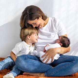 Mutter mit Säugling und Kleinkind: Wenn die Kinder noch klein sind, ist die Aufmerksamkeit der Mutter so stark auf das Kind gerichtet, dass man sogar von Stilldemenz spricht.