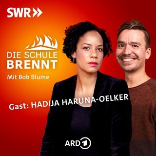 Hadija Haruna-Oelker und Bob Blume auf dem Podcast-Cover von "Die Schule brennt – Mit Bob Blume"