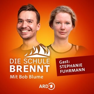 Stephanie Fuhrmann und Bob Blume auf dem Podcast-Cover von "Die Schule brennt – Mit Bob Blume"