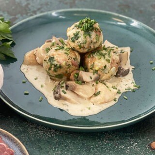 Brezenknödel auf Pilzragout