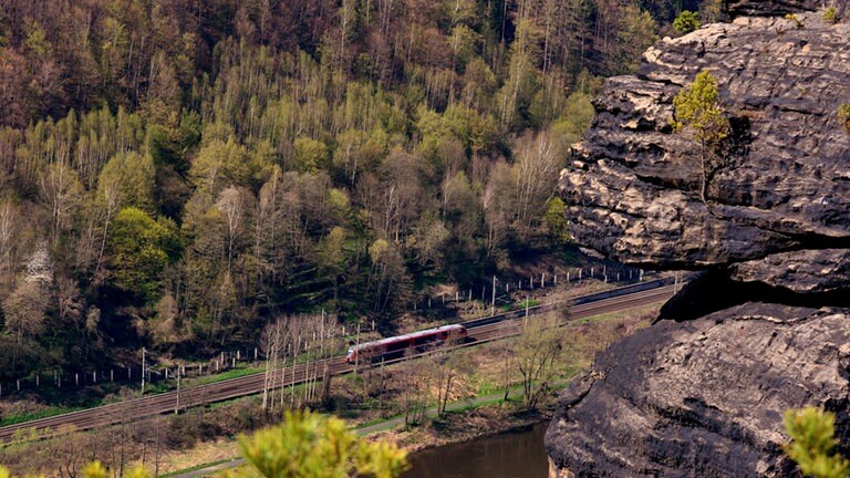 Blick vom Belvedér Ausblick auf die Bahnstrecke linkselbisch