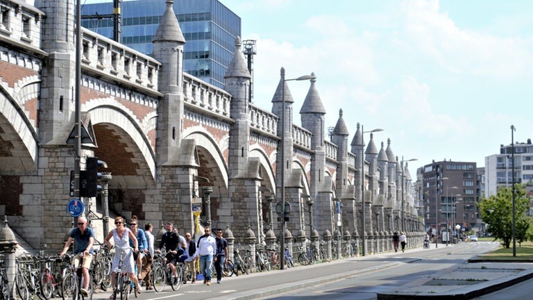 Zwischen Centraalstation und Stadtteil Berchmans - Hochbahn auf Antwerpener Art.