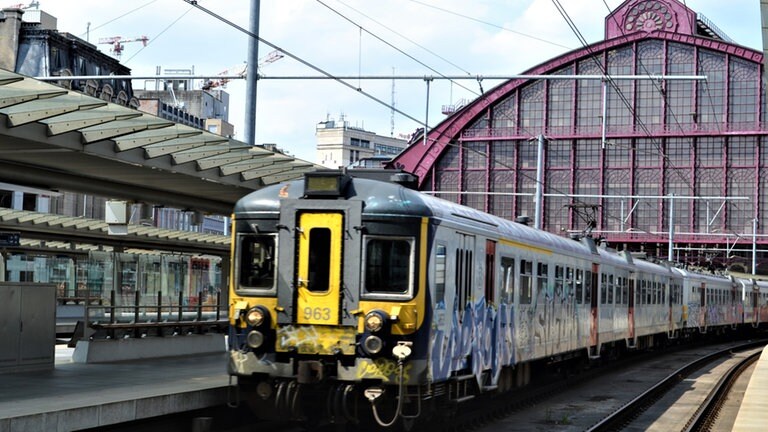 Ausfahrt eines Regionalzuges aus der Halle des Antwerpener Hauptbahnhofs älteren Semesters.