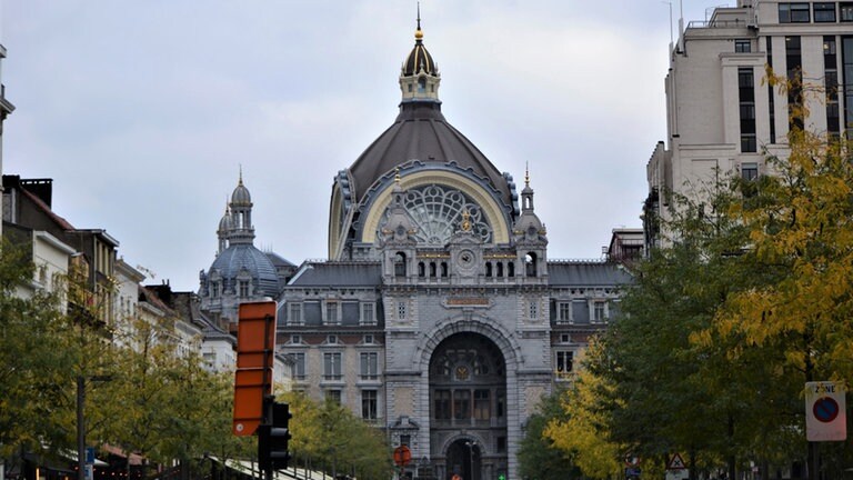 Kathedrale der Eisenbahn – beim Antwerpener Hauptbahnhof beginnt die „Meir“, berühmte Einkaufsstraße und Boulevard der Welt-Hafenstadt.