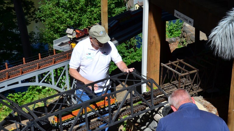 Sogar eine funktionierende Klappbrücke hat John Stiger gebaut.