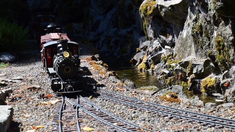 Die Bahnstrecke folgt dem "Clear Water River" - hier gibt es nicht einfach ein bisschen Wasser, der Fluss ist wesentlicher Bestandteil der Anlage.