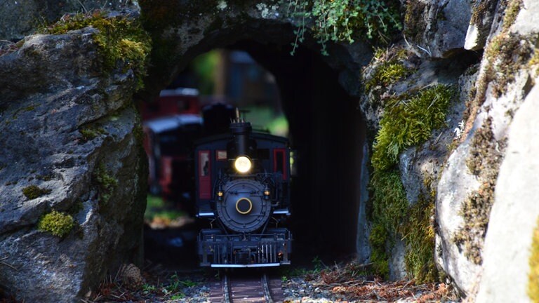 Der Tunnel wirkt wie aus dem Fels gehauen - Berge und Schluchten sind allerdings eigens aufgeschichtet und der Tunnel ist mit Holz verschalt.