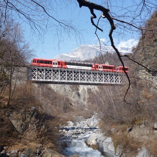 Mont-Blanc Express über dem  Fluss Arve