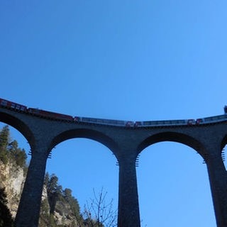 Glacierexpress auf dem berühmten Landwasserviadukt