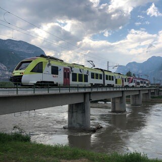 Die ersten der 66 Kilometer langen Bahnlinie führen durch die Rotaliana-Ebene im Etschtal.