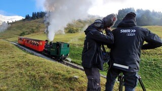 Oberhalb der Planalp hat die kohlebefeuerte Dampflok Nummer 7 die Baumgrenze verlassen. 