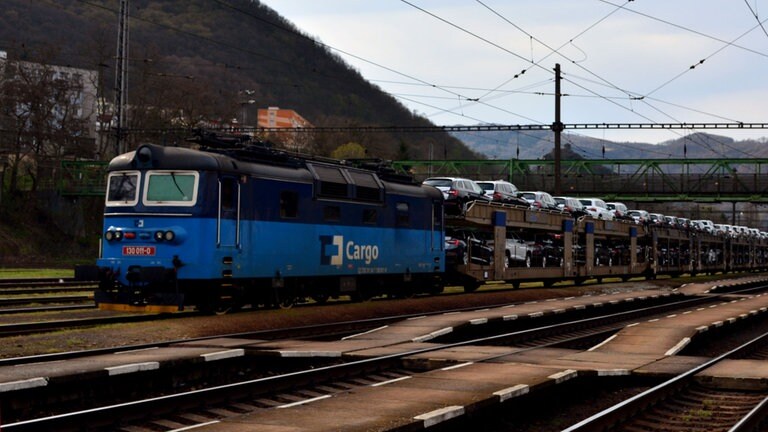 Autozug im Bahnhof Ústí Střekov