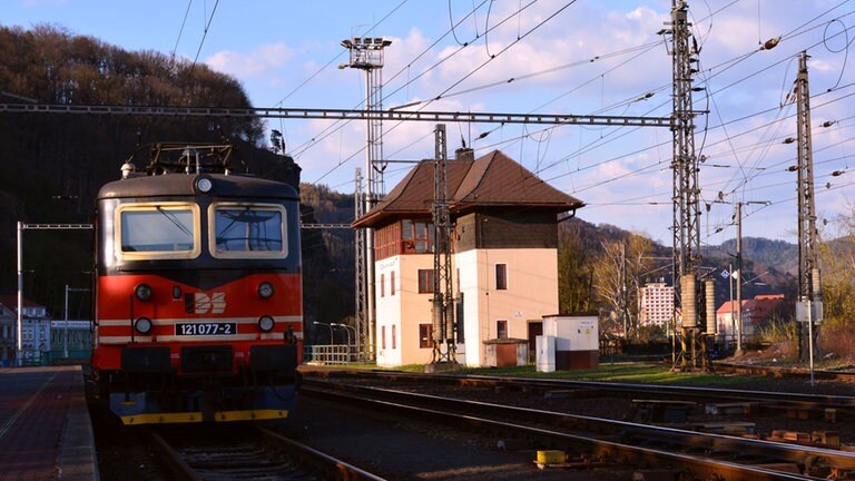 Lok 121077 vor Leitstelle Děčín