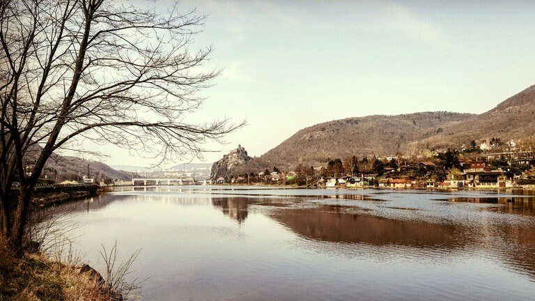 Burg Střekov spiegelt sich in der Elbe