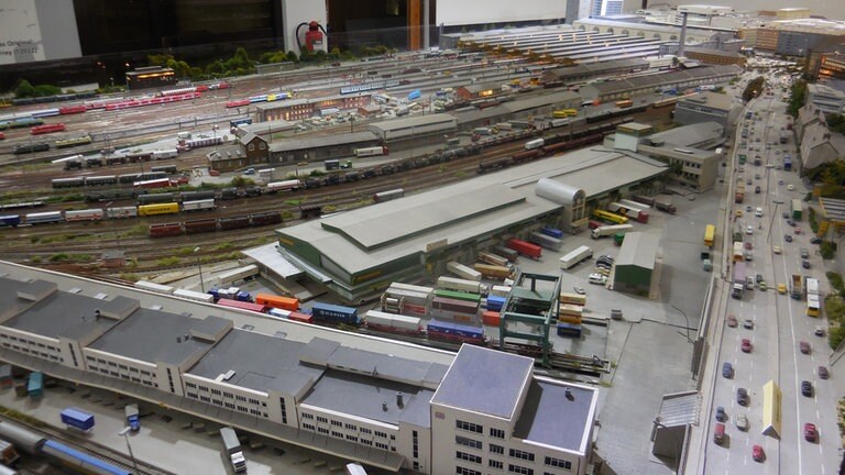 Ehem. Güterbahnhof mit Hauptzollamt. Heute stehen hier ein Einkaufszentrum mit Wohnturm, die Stadtbibliothek und verschiedene Bankgebäude, das Europaviertel.