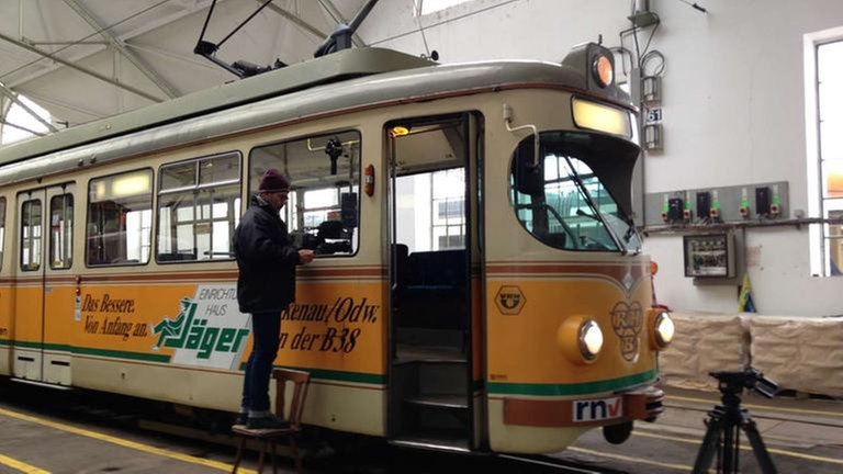 Der Triebwagen 1017 von 1964 wird gleich mit 3 kleinen Kameras bestückt.