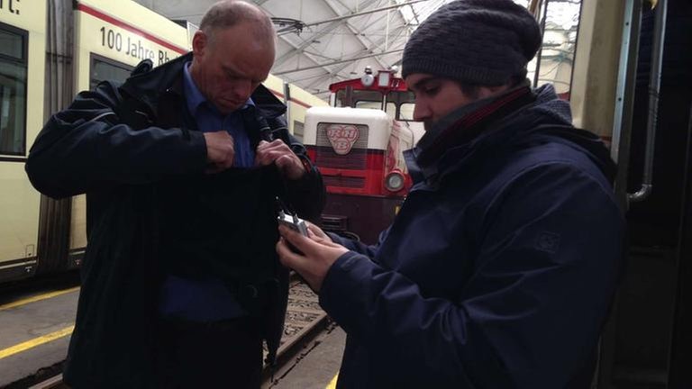 Fahrer Martin Schreider bekommt ein Mikrofon, damit zu hören ist, wenn er in der Bahn etwas ansagt. Interviewt wurde er vor der Fahrt.