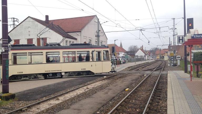 Ellerstadt ist der einzige Ort, der auf der Strecke der Rhein-Haardtbahn zwischen Oggersheim und Bad Dürkheim einspurig durchfahren wird.