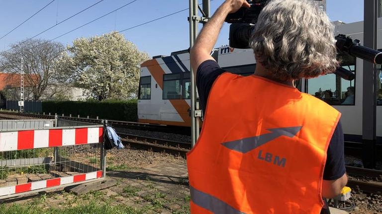 Auch hier reizt das Bild von der Bahn vor einem blühenden Baum. Die Baustelle wird natürlich ausgespart.